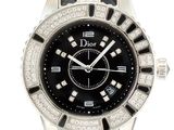 un gros plan d'une montre sur un fond blanc avec un fond blanc