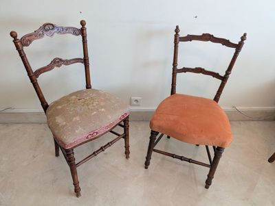deux chaises placées l'une à côté de l'autre sur le sol