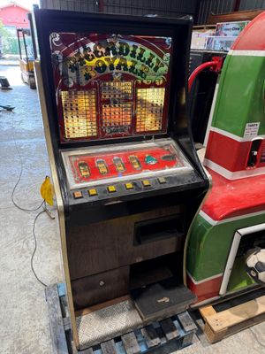 une machine à sous qui se trouve dans un garage