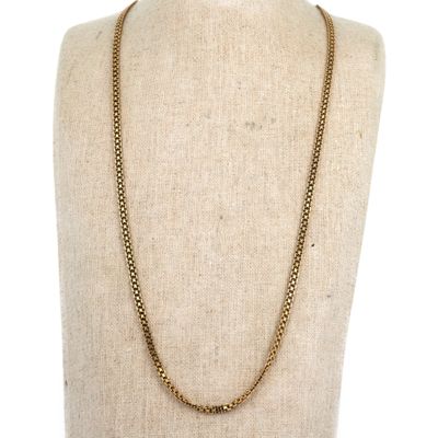 un torse de mannequin portant un collier à chaîne en or