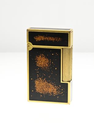 une image représentant un briquet orné de paillettes dorées