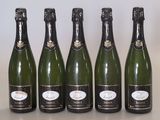 six bouteilles de champagne sont alignées sur une table