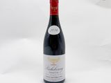 une bouteille de vin posée sur une table