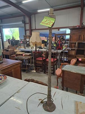 une image représentant une pièce contenant beaucoup de meubles