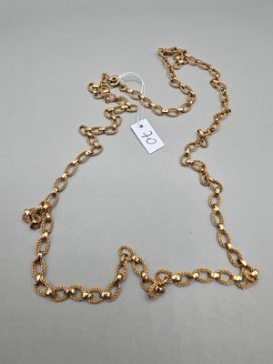 un collier à chaîne en or orné d'un pendentif en forme de cœur