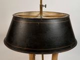 une image représentant une lampe munie d'un abat-jour noir