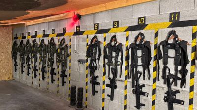 de nombreuses armes accrochées au mur d'un immeuble