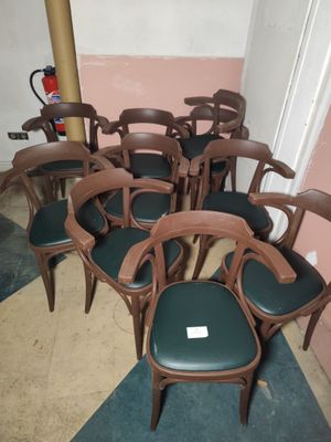 un grand nombre de chaises dans une pièce