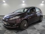 la voiture est garée sur le sol en damier du garage