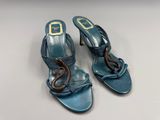un gros plan sur une paire de chaussures bleues posées sur une surface blanche