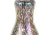 un vase en verre orné d'un motif violet et vert