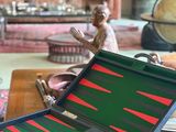 une valise avec un jeu de backgammon posé sur une table