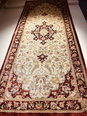 Tapis Iran Goum en soie naturel, signé fond, clair 100 x 0/4…