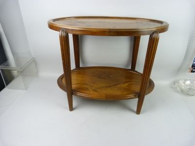 une table en bois sur laquelle est posé un plateau
