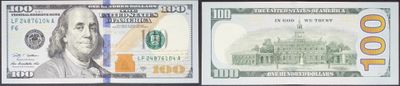 Deux billets de cent dollars sont représentés sur un fond noir.