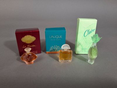Trois parfums différents sont posés les uns à côté des autres sur une table
