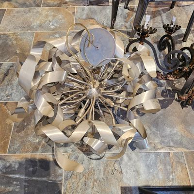 une photo d'un objet décoratif posé sur un carrelage