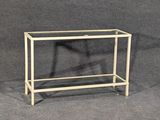 un gros plan d'une vitrine en verre sur fond gris