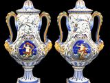 une paire de grands vases ornés de motifs bleus et blancs