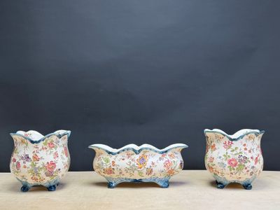 trois vases posés sur une table