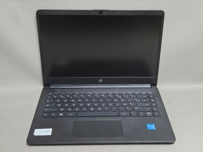 gros plan d'un ordinateur portable sur une surface blanche