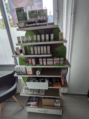 une étagère sur laquelle sont disposés divers produits dans un magasin