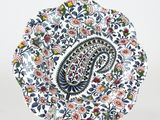 une assiette décorative ornée d'un motif paisley