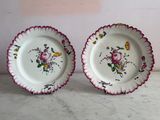 deux assiettes avec des fleurs sur une table