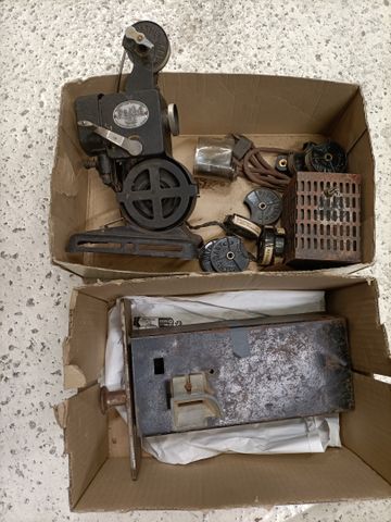 Caméra PATHE Kia et serrure d'un ancien monnayeur de marque NEIWI