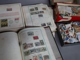 beaucoup de timbres sur les pages d'un livre