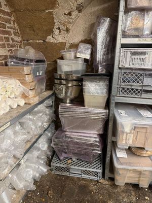 de nombreux récipients contenant de la nourriture sur les étagères de la pièce