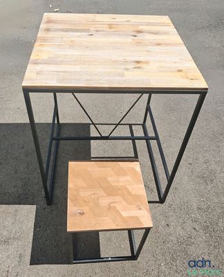table et tabouret en bois de récupération et en métal