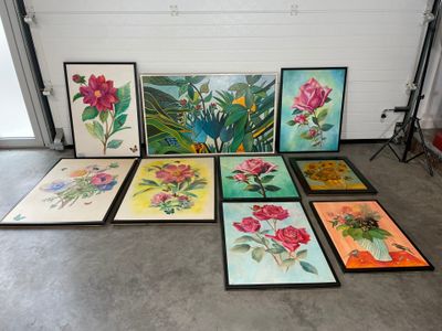 de nombreuses photos de fleurs encadrées par terre