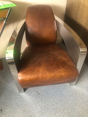 fauteuil de bureau en cuir marron avec structure chromée et accoudoirs