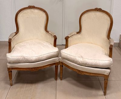 paire de fauteuils rembourrés de style Louis XV