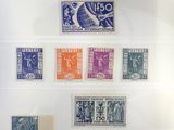 une photo d'une collection de timbres exposée dans une vitrine