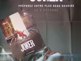 Affiche du film français « Joker » représentant le Joker tenant un livre à la main