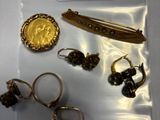 beaucoup de bijoux dans un sac posé sur la table