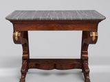 une petite table avec un plateau en marbre