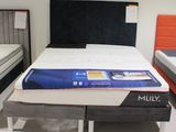 deux matelas exposés dans un magasin