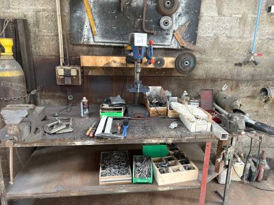 un établi avec des outils dans un garage