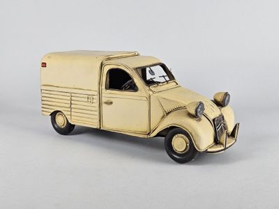 un camion jouet posé sur une surface blanche