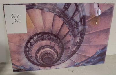 une photo d'un escalier en colimaçon dans un immeuble