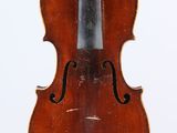 un gros plan d'un violon sur une surface blanche avec un fond blanc