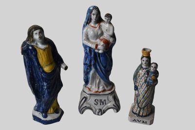 trois figurines représentant Jésus, Marie et Jésus sur un socle