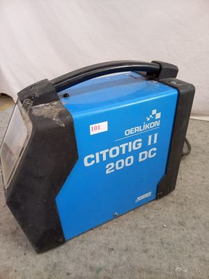 une machine bleue et noire posée par terre