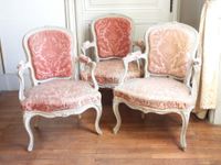 SUITE DE TROIS FAUTEUILS en bois mouluré et sculpté de fleur… (photo 6)