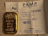 un morceau d'or posé sur une feuille de papier