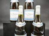 six bouteilles de vin sont alignées sur une surface noire