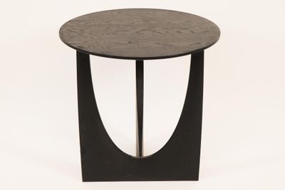 un gros plan d'une table noire sur fond blanc